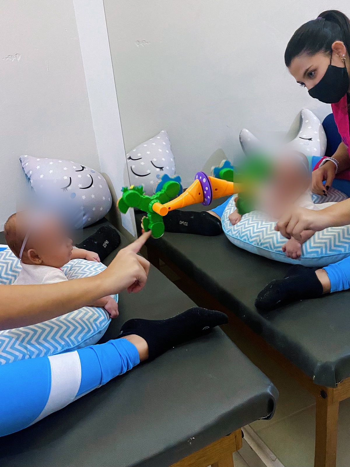 Atendimento com bebê no espelho (rosto desfocado)